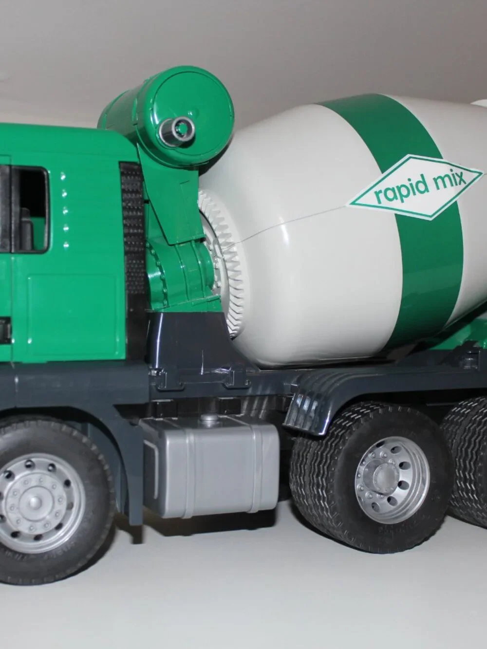 CONCRETE Cement MIXER TRUCK MAN TGA Green Bruder Toy Car Model 1/16 1:16